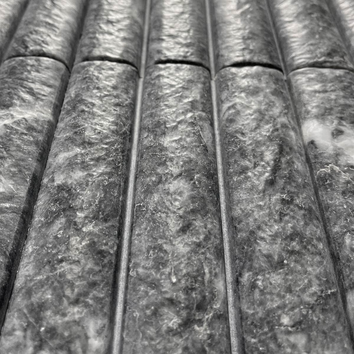 астро Раунд Лайн – Изчеткан Мрамор 10x30 см | Ексклузивен Естествен Камък